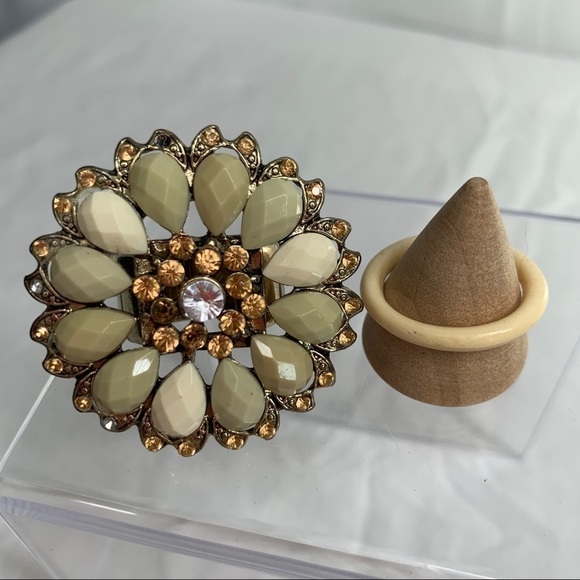 Pair of Rings Beaded Stretch Flower Ring & Acrylic Band-Cream/Green/Gold - Picture 5 of 8
